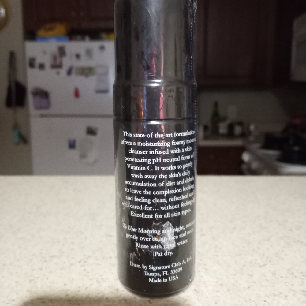 Signature Club A Mega MOISTURIZING Mousse Cleanser 4.5 OZ. - Picture 2 of 2